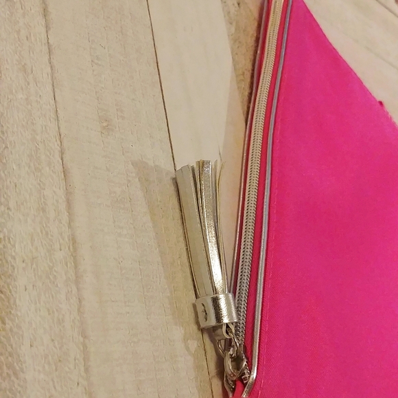 NEW Clinique Pink Cosmetic Pouch with Silver Tassel/Zipper - Picture 3 of 4
